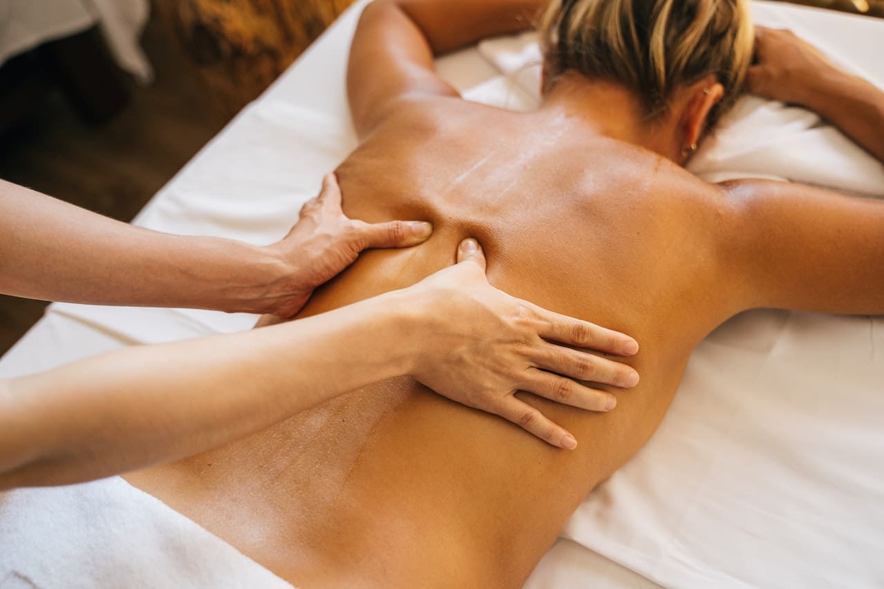 Sportmassage van de onderrug door professionele masseur om spierherstel en ontspanning te bevorderen